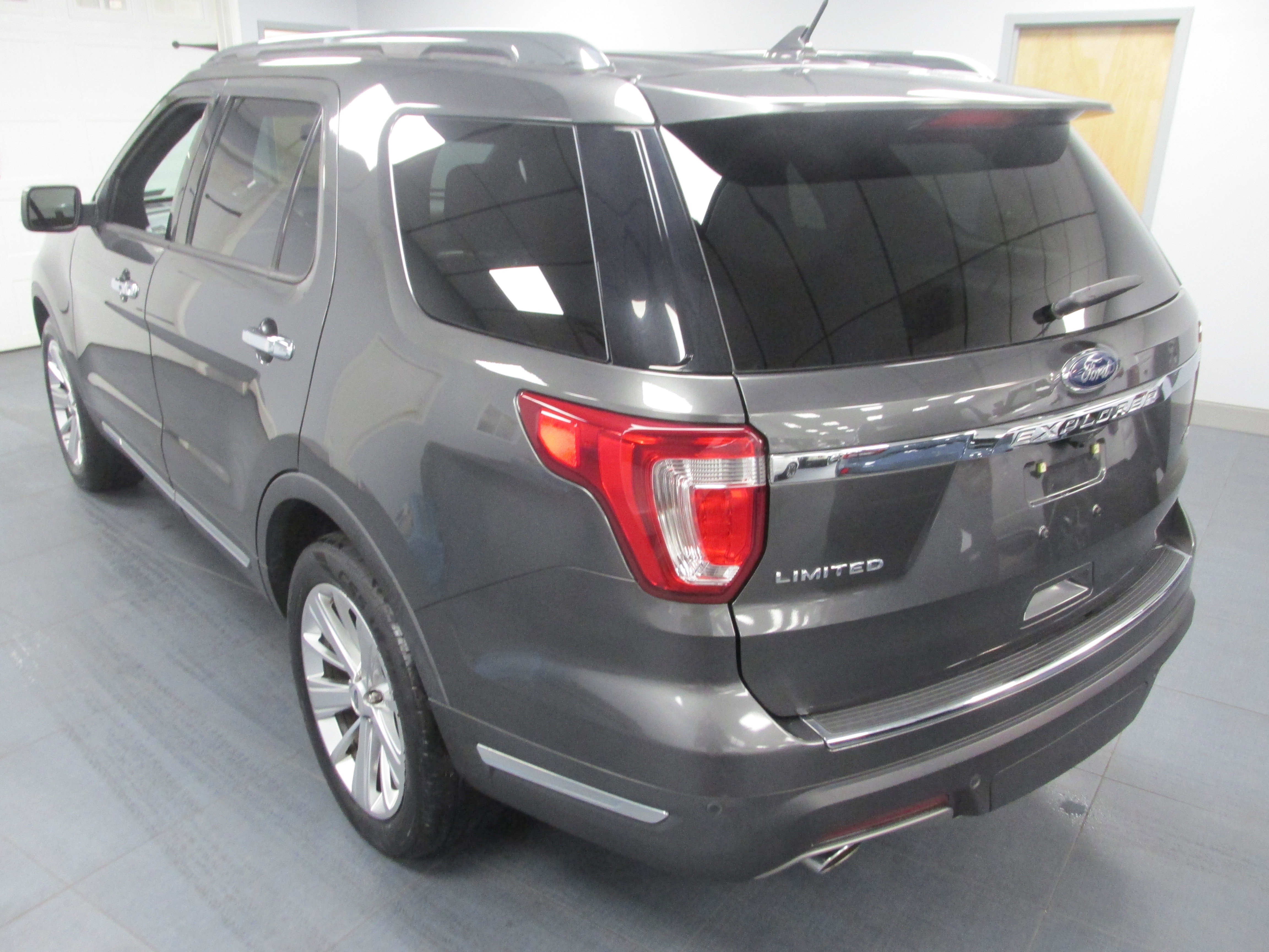 Certified 2019 Ford Explorer Limited w/ Class III Trailer Tow Package image 7