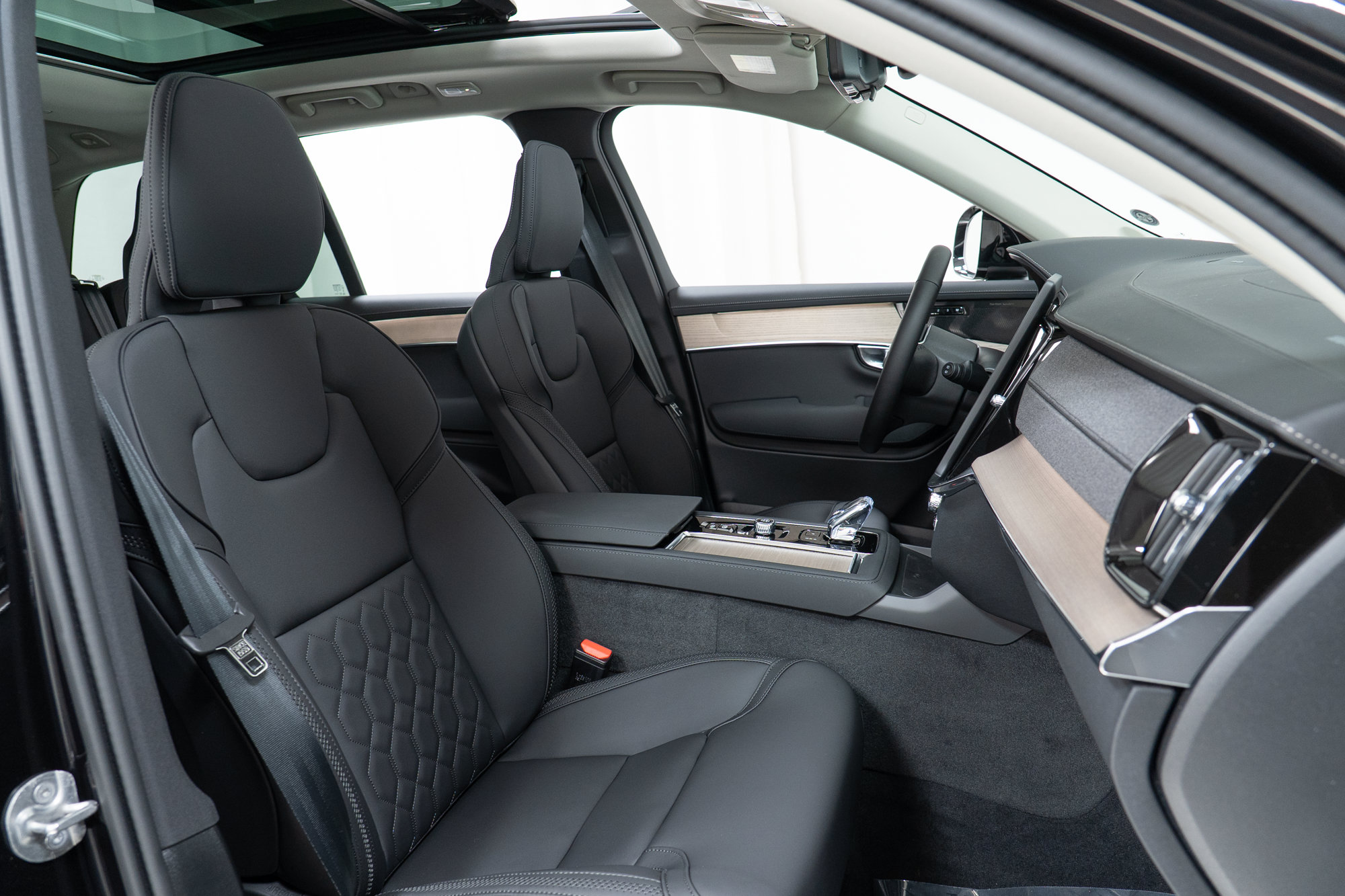 New 2026 Volvo XC90 T8 Plus w/ Protection Package Premier AWD/4WD image 22