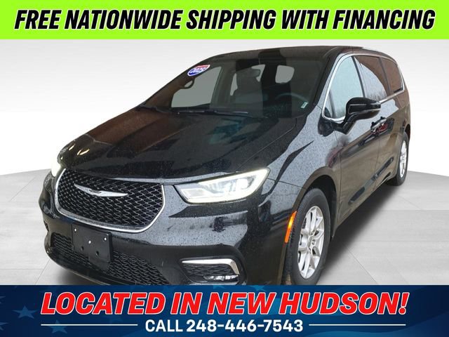 Used 2025 Chrysler Pacifica Select FWD image 1