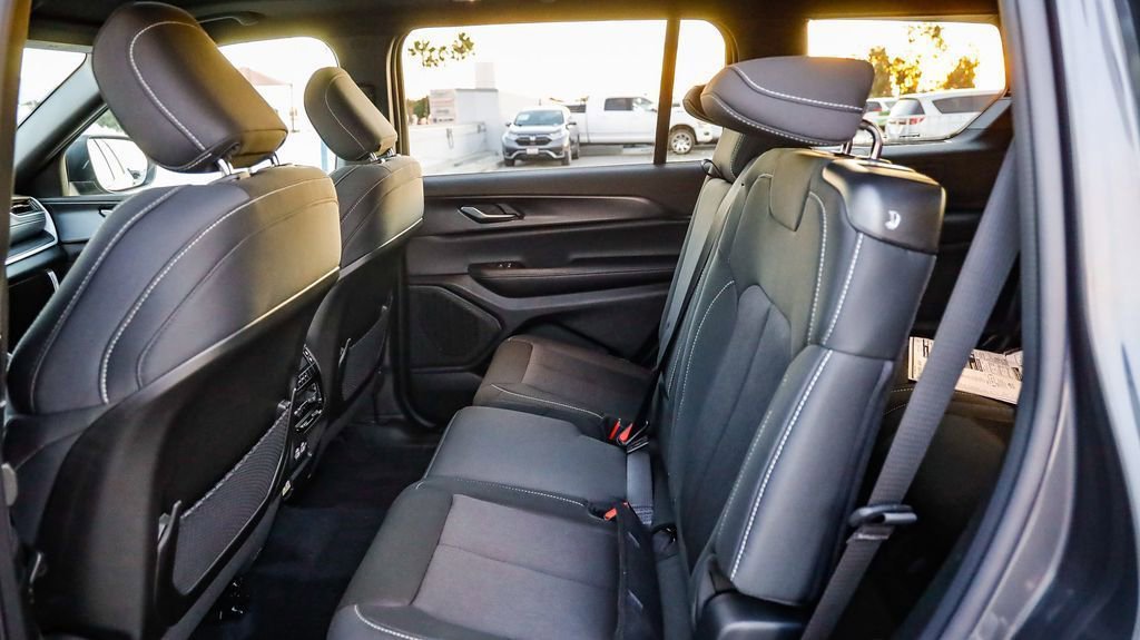 New 2025 Jeep Grand Cherokee L Laredo w/ Luxury Tech Group I image 20