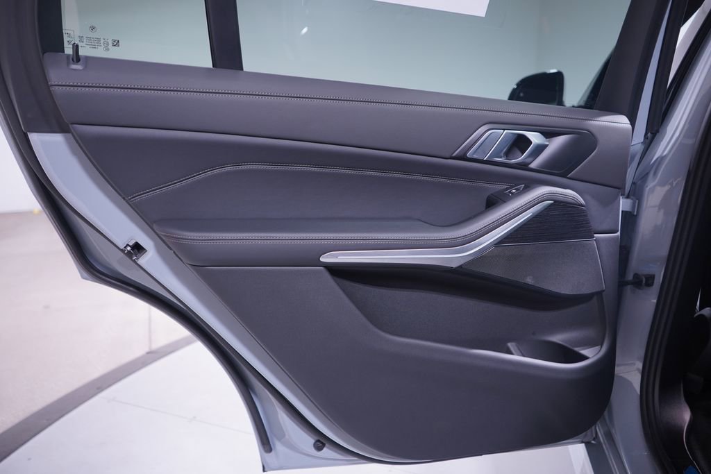 Used 2026 BMW X7 xDrive40i w/ M Sport Package AWD/4WD image 15