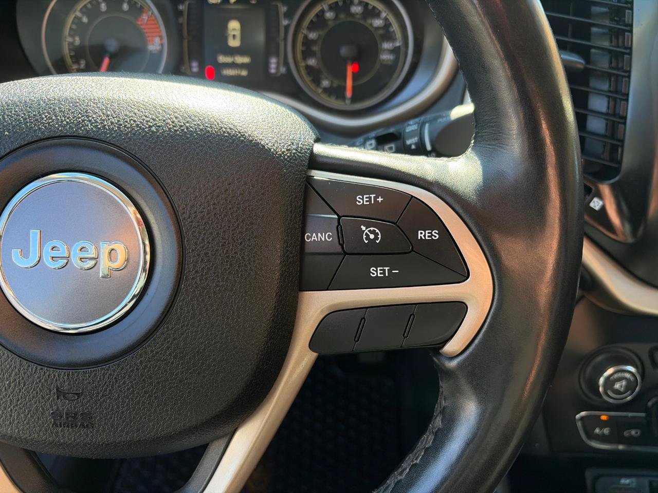 Used 2016 Jeep Cherokee Latitude w/ Cold Weather Group AWD/4WD image 15