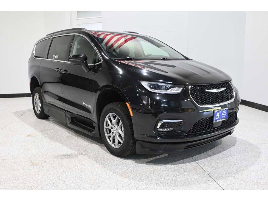 Used 2021 Chrysler Pacifica Touring w/ Cold Weather Group FWD image 3
