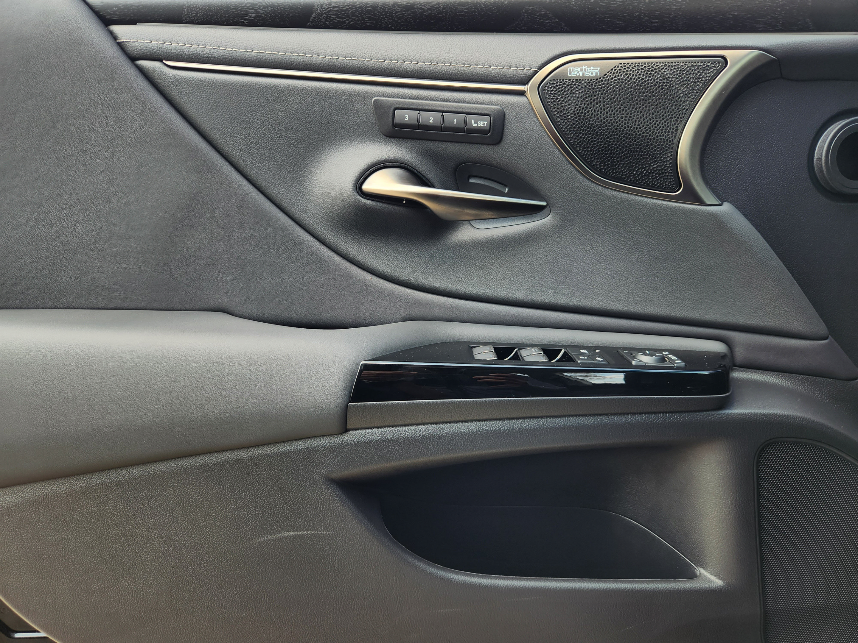 Used 2024 Lexus ES 350 Ultra Luxury w/ Accessory Package (Z2) FWD image 17