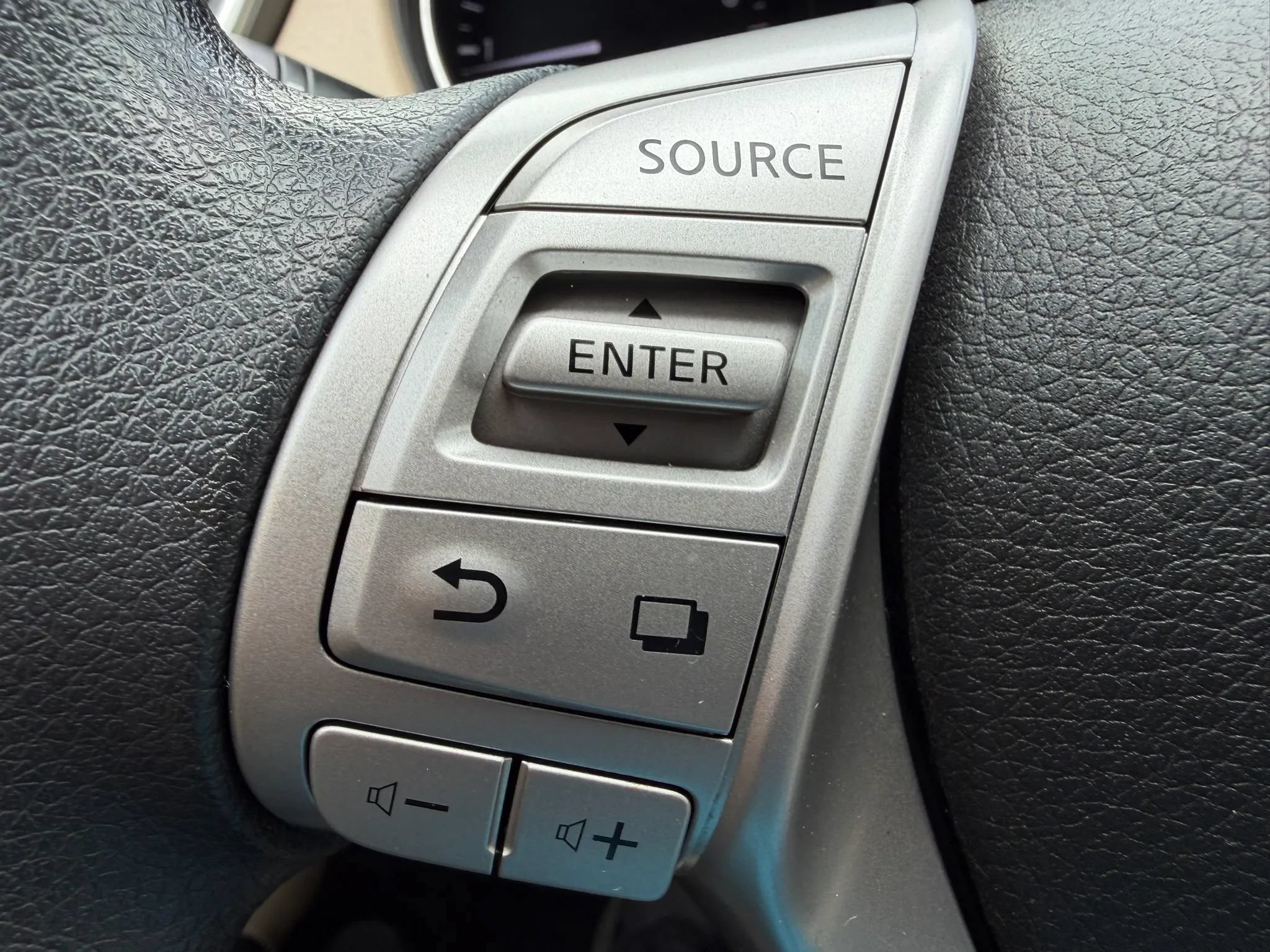 Used 2016 Nissan Rogue S FWD image 15