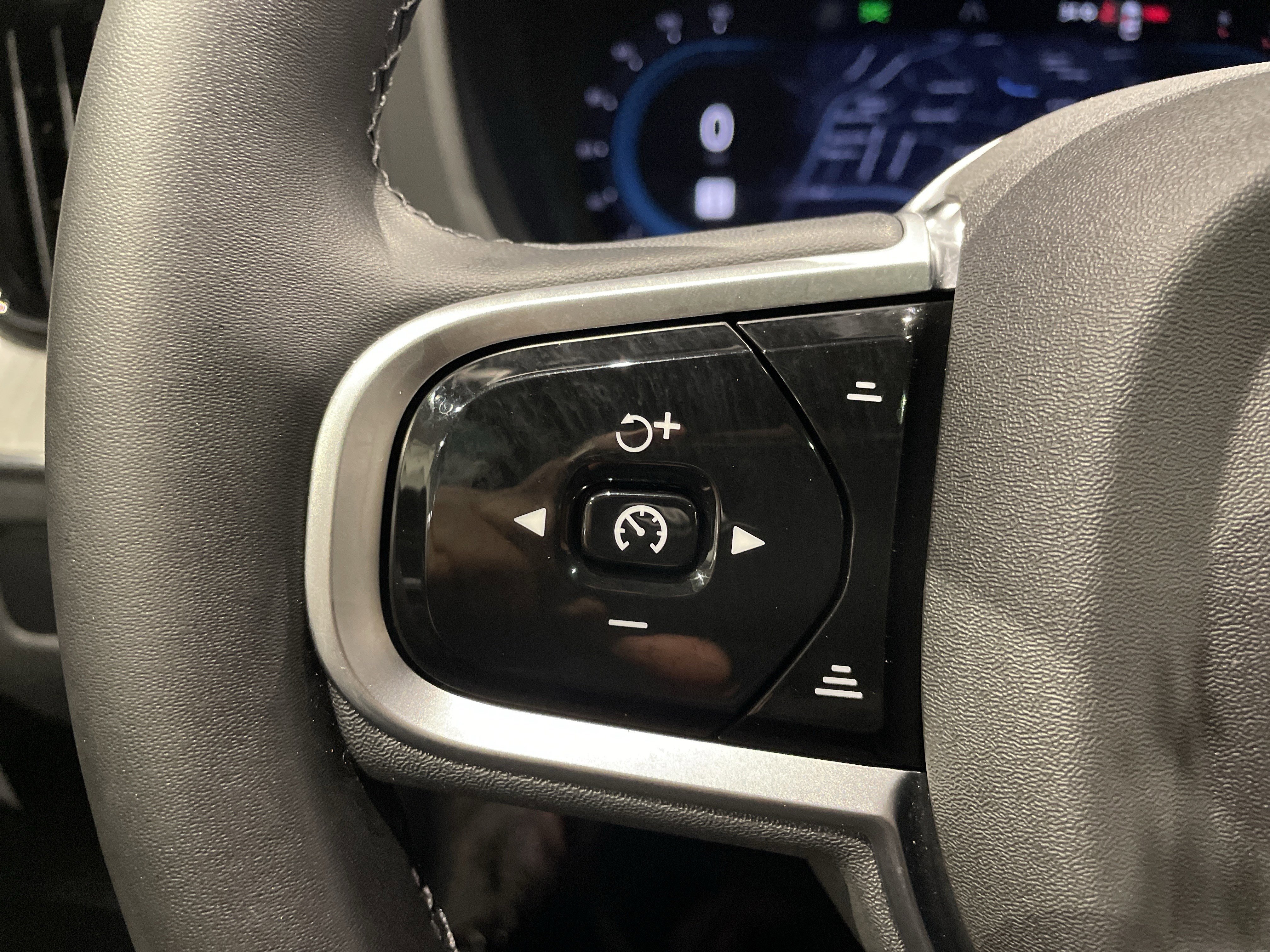 Used 2025 Volvo XC60 B5 Plus image 20