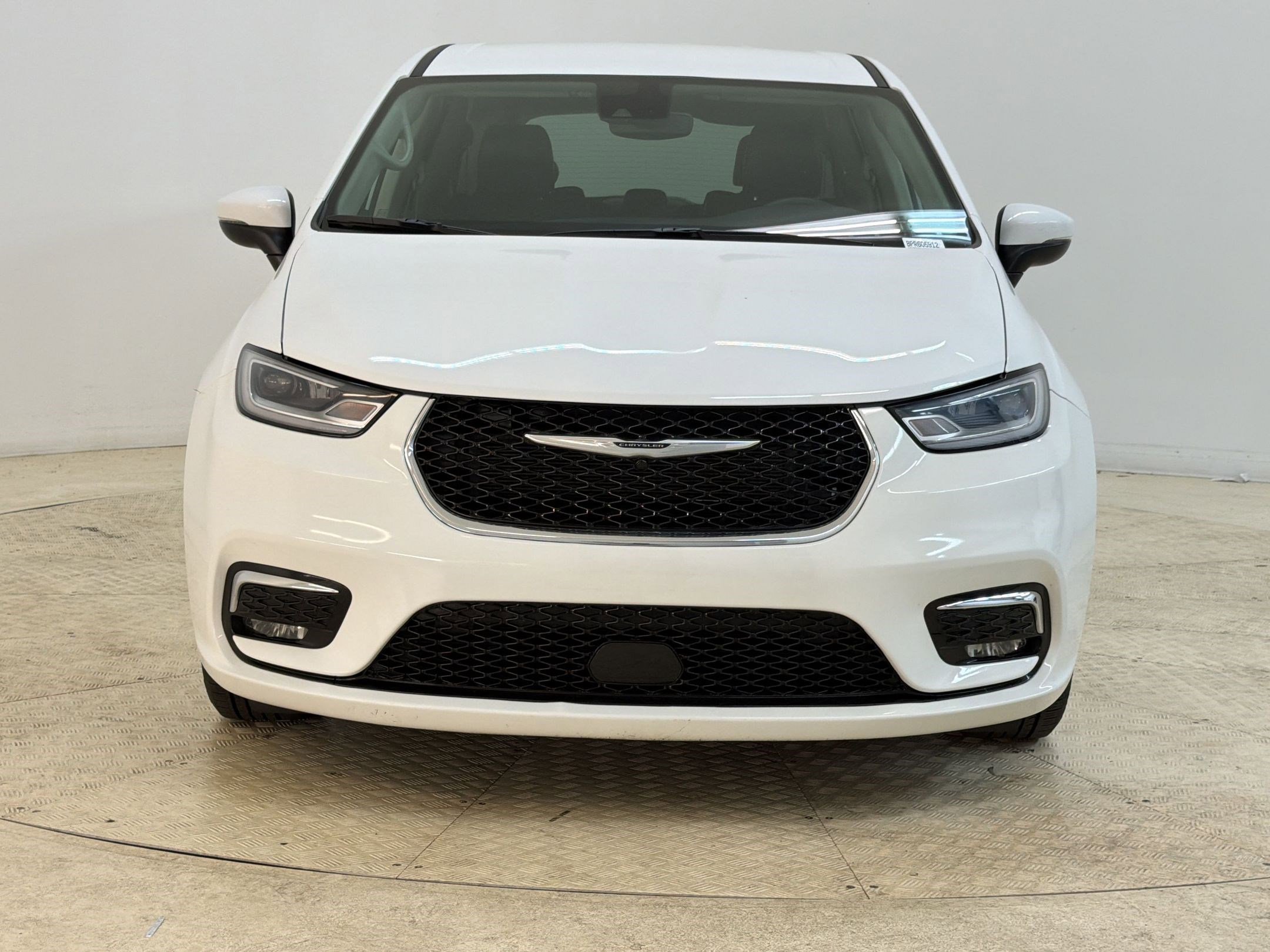 Used 2023 Chrysler Pacifica Touring-L FWD image 6