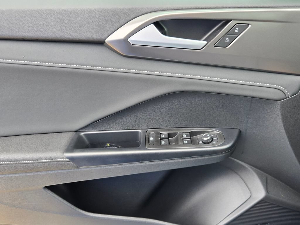 New 2026 Volkswagen Taos SE FWD image 14