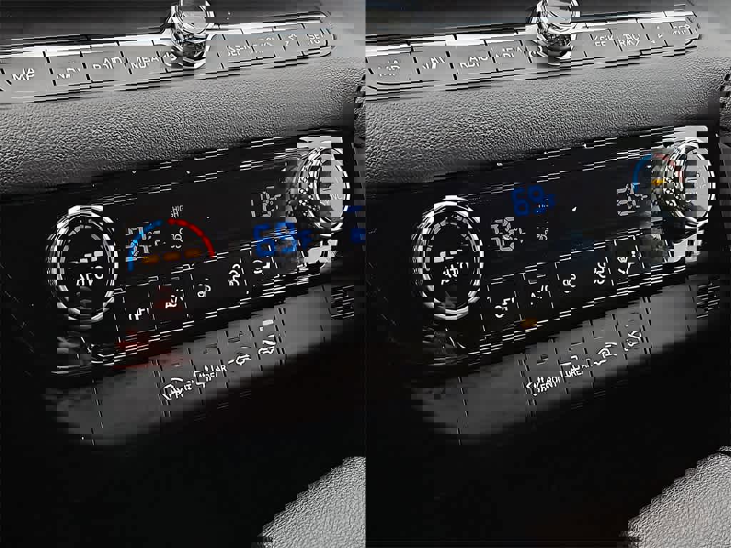 Used 2024 Hyundai Elantra SEL image 13