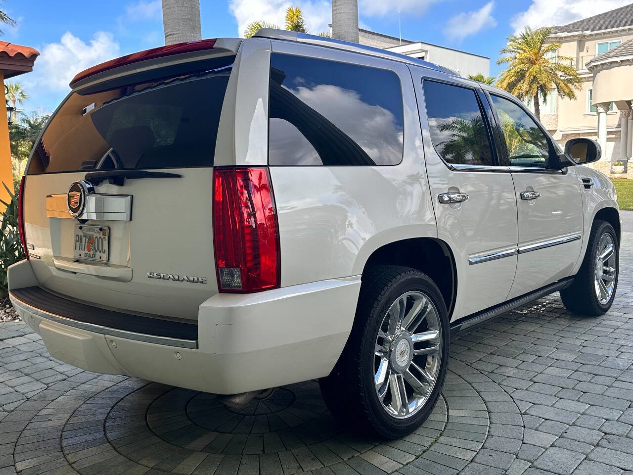Used 2011 Cadillac Escalade Platinum image 32