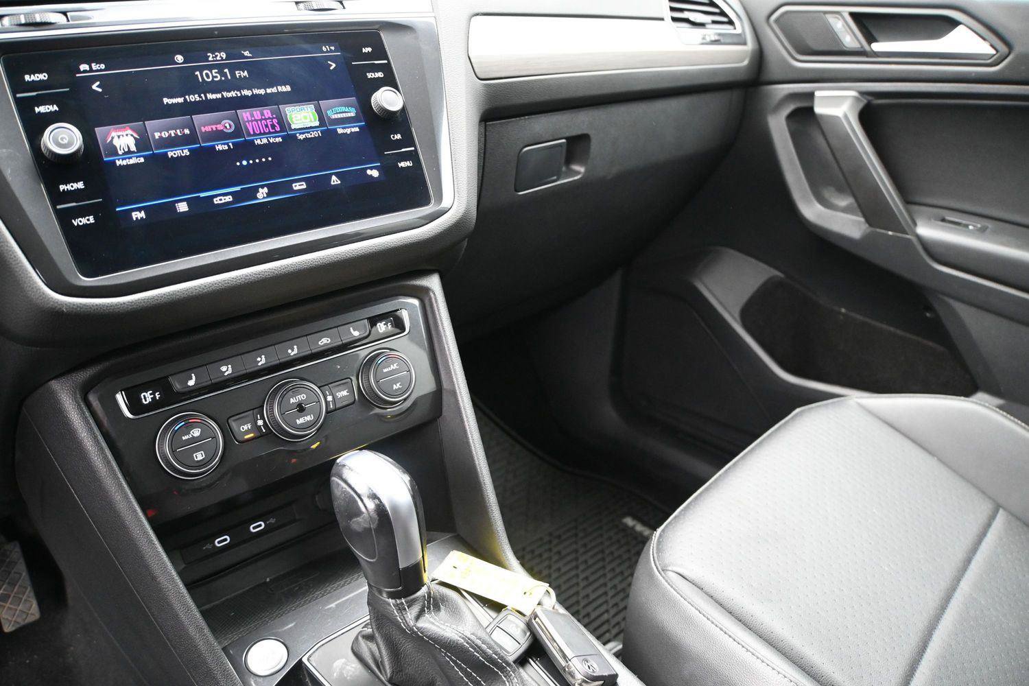 Used 2021 Volkswagen Tiguan SE w/ Panoramic Sunroof Package AWD/4WD image 4