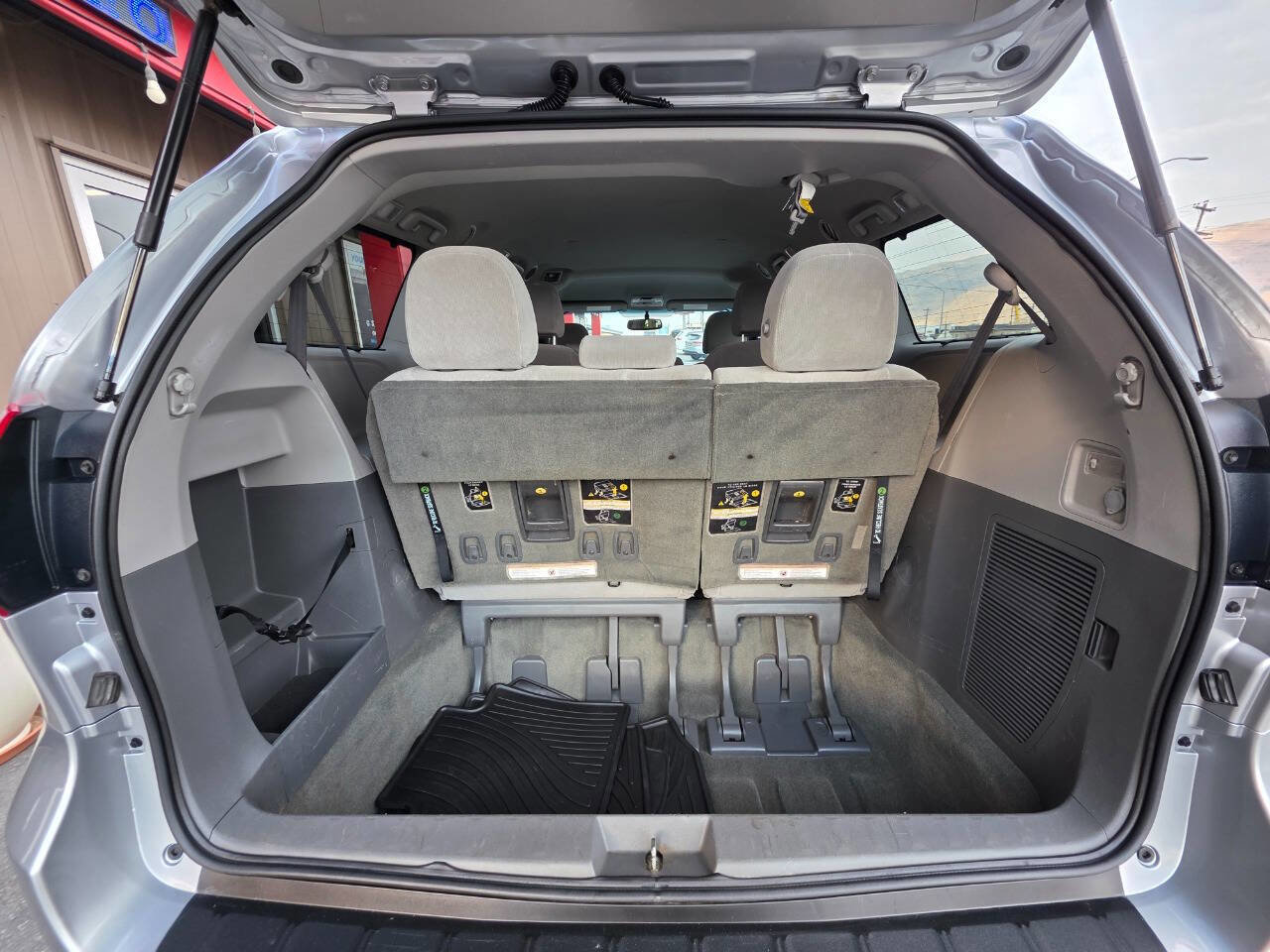 Used 2015 Toyota Sienna LE image 8