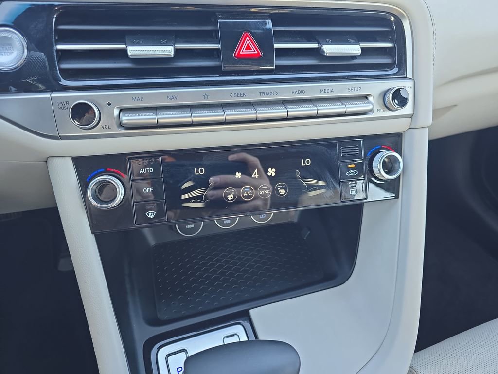 Used 2025 Genesis G70 2.5T image 24