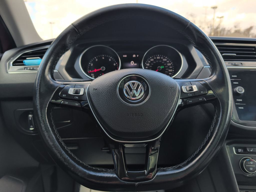 Used 2018 Volkswagen Tiguan SE w/ Panoramic Sunroof Package image 11