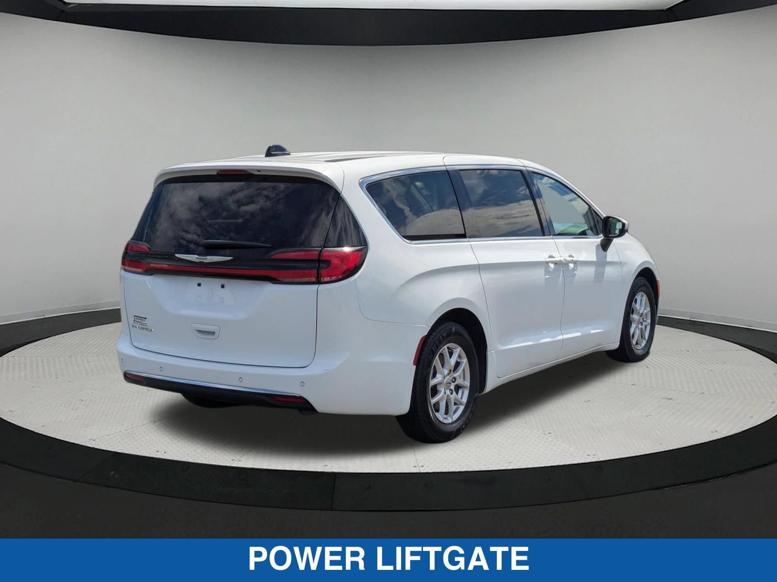 Used 2023 Chrysler Pacifica Touring-L FWD image 4