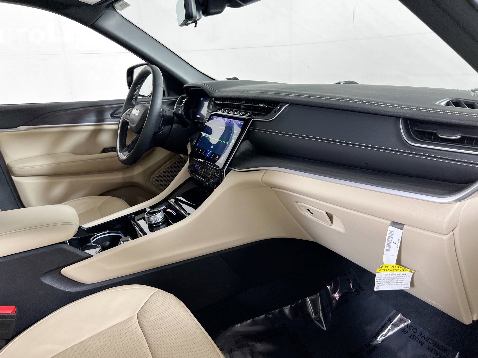 Used 2023 Jeep Grand Cherokee Limited w/ Luxury Tech Group II image 27