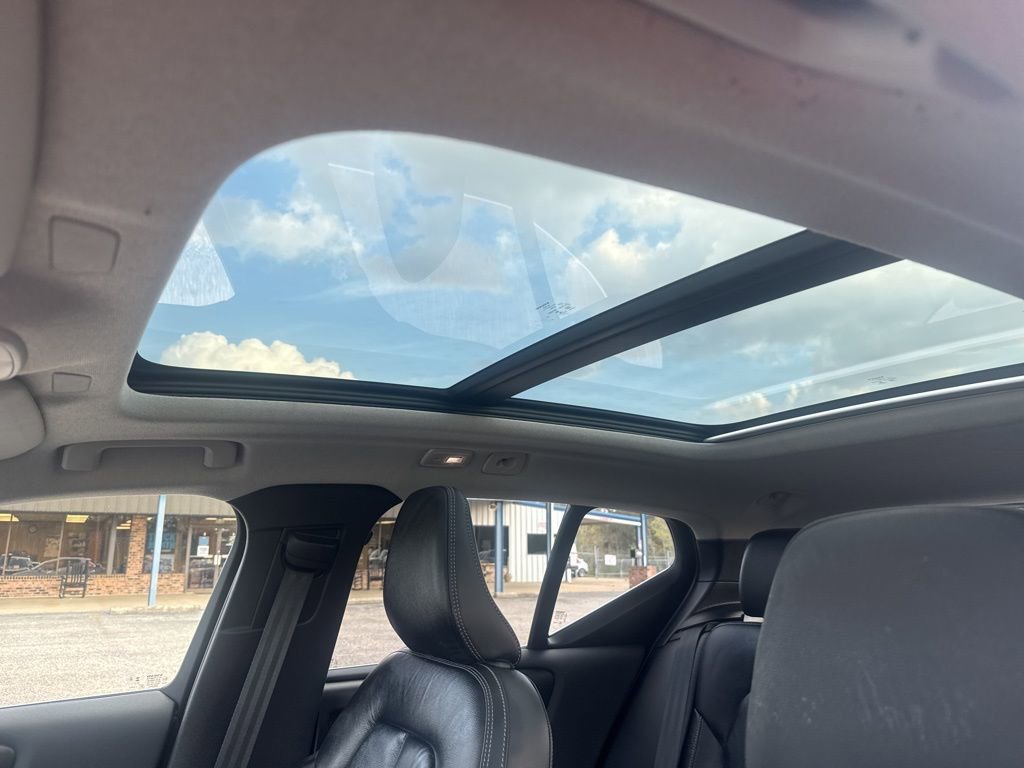 Used 2023 Volvo XC40 B5 Plus AWD/4WD image 9
