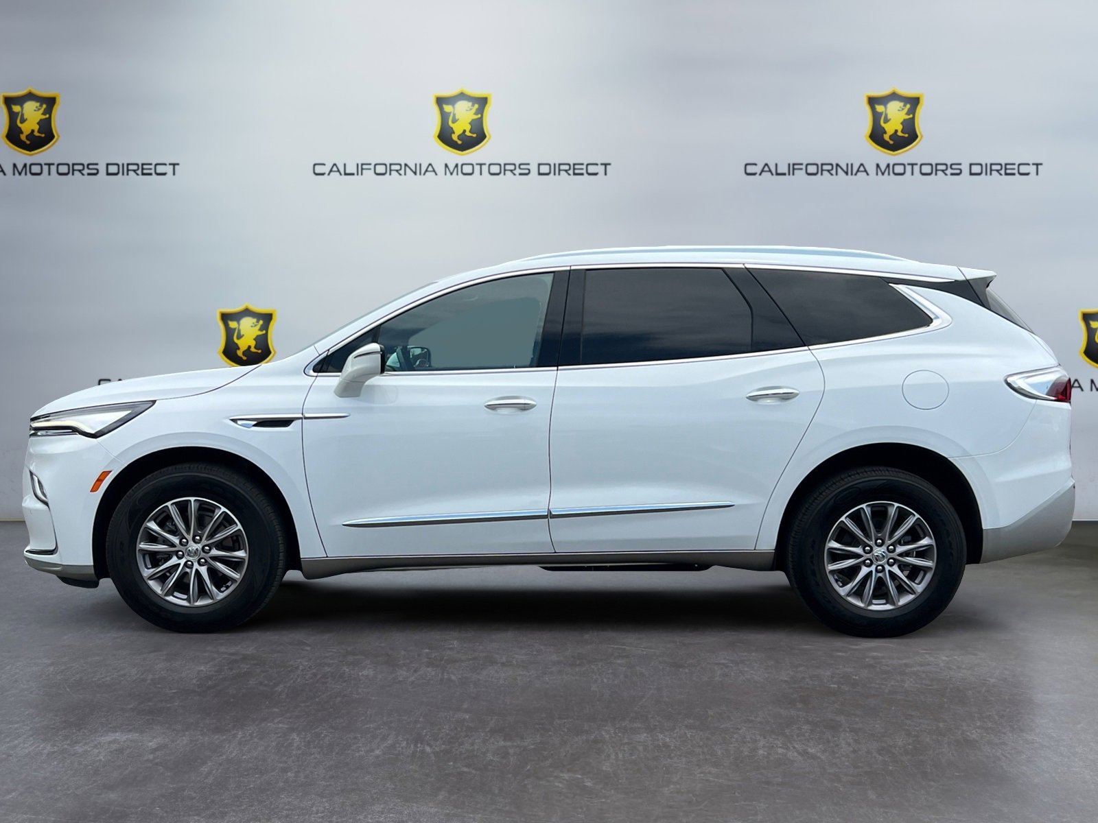 Used 2023 Buick Enclave Essence image 2
