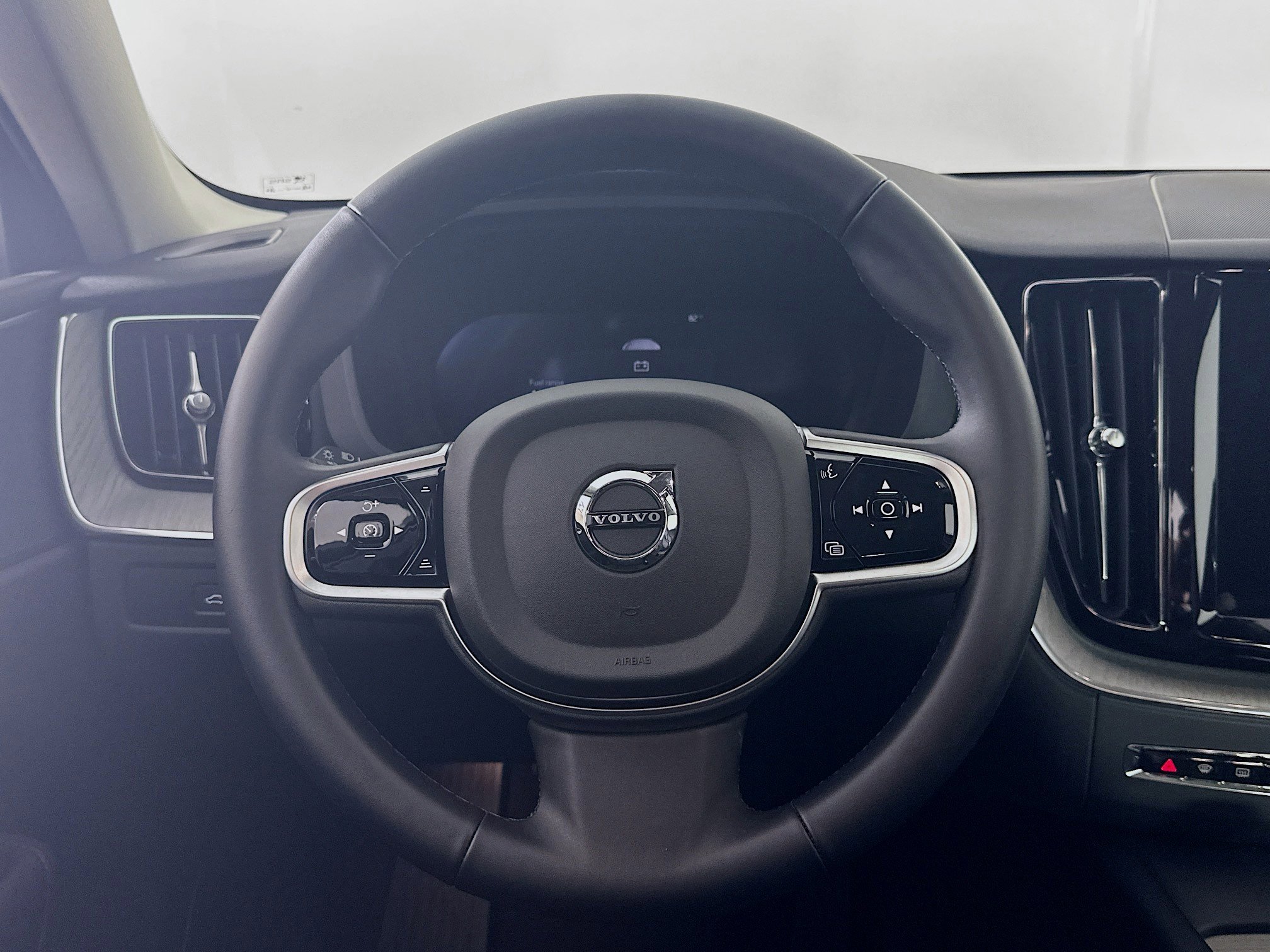 Used 2025 Volvo XC60 B5 Plus image 18