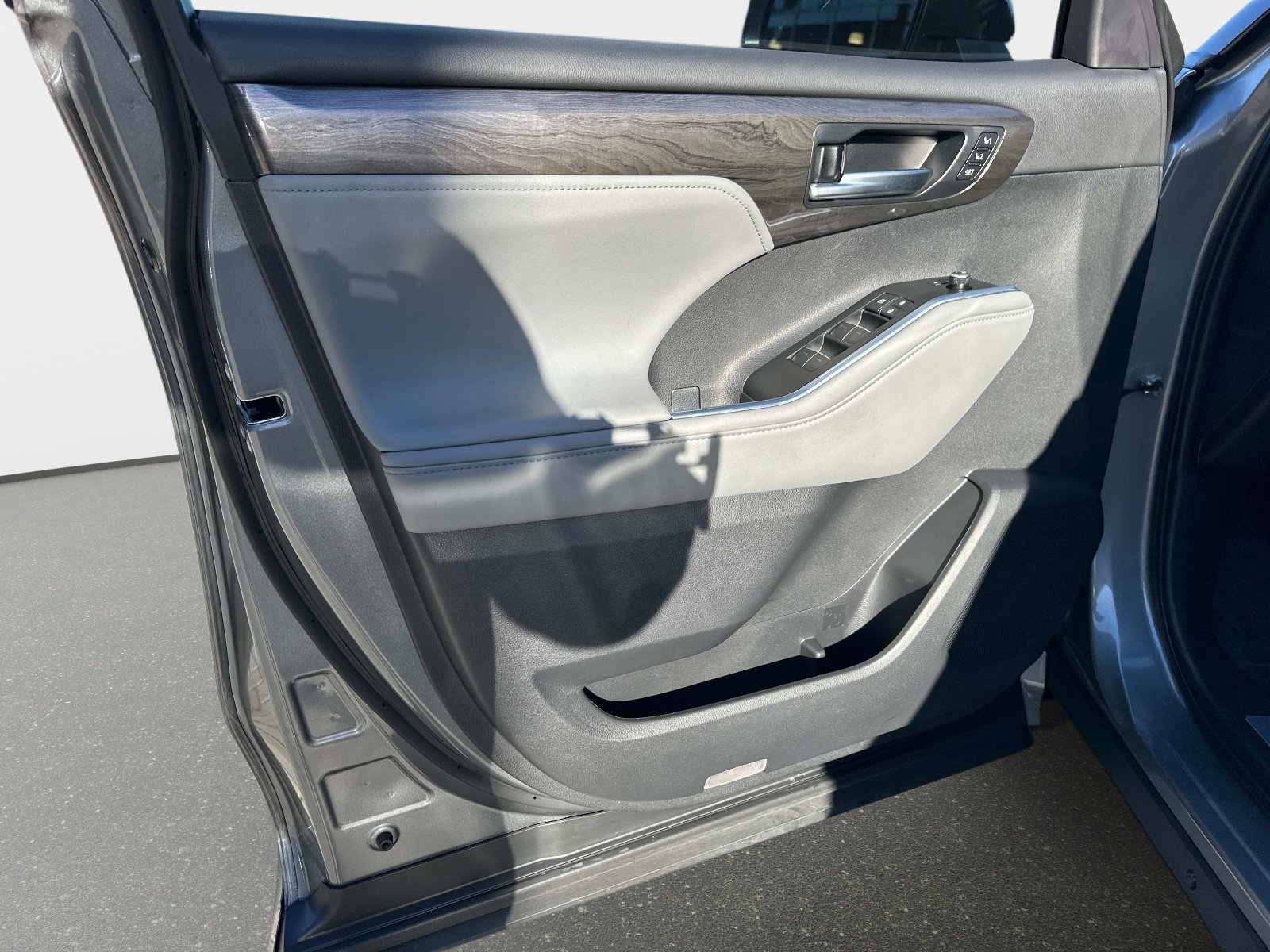 Used 2025 Toyota Highlander Limited image 19