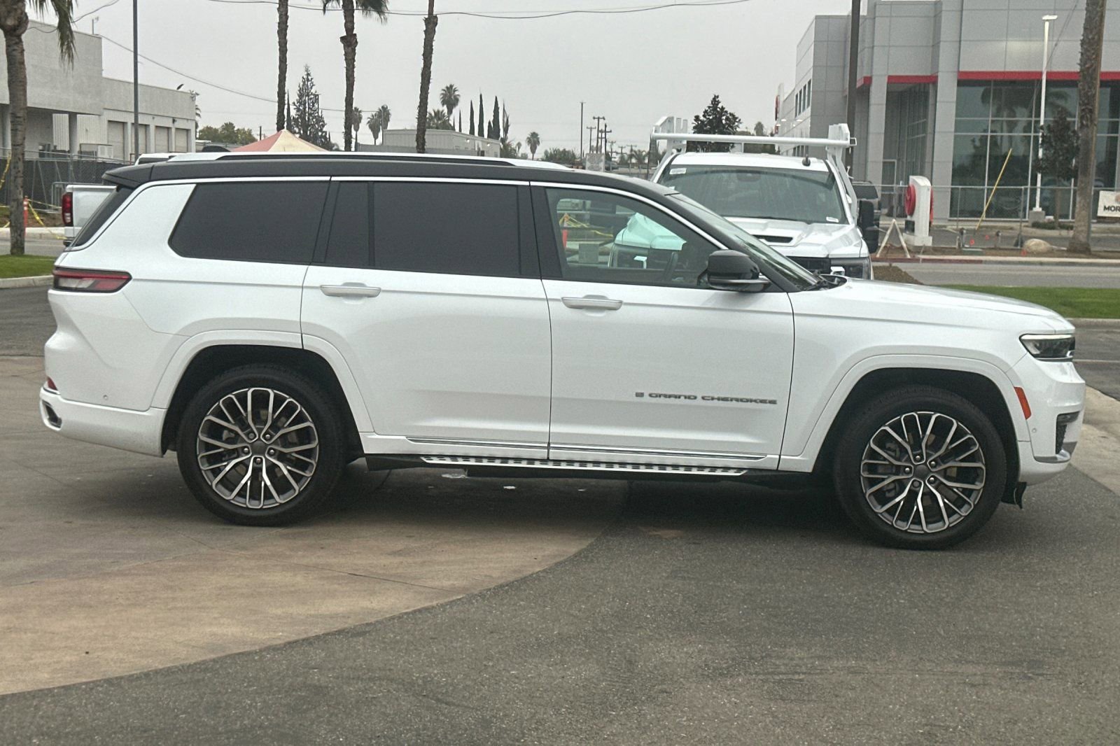 Used 2023 Jeep Grand Cherokee L Summit image 3