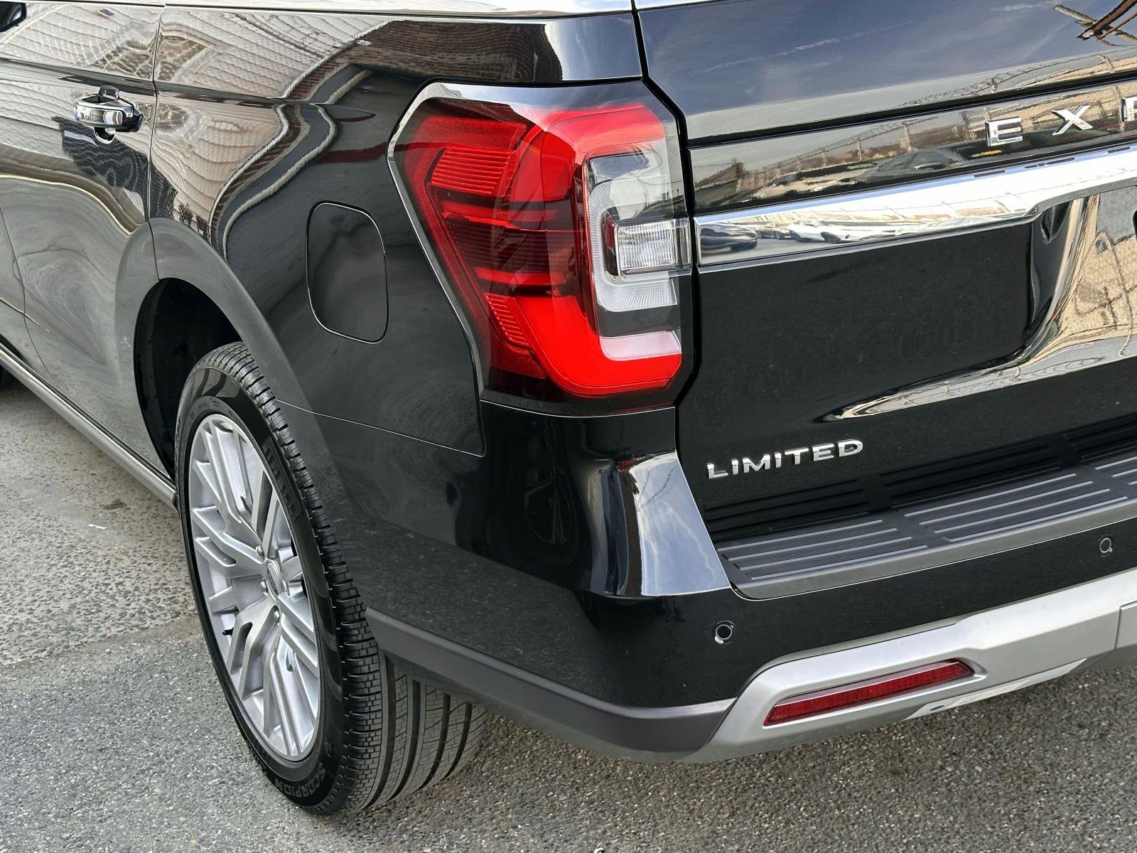 Used 2024 Ford Expedition Limited image 9