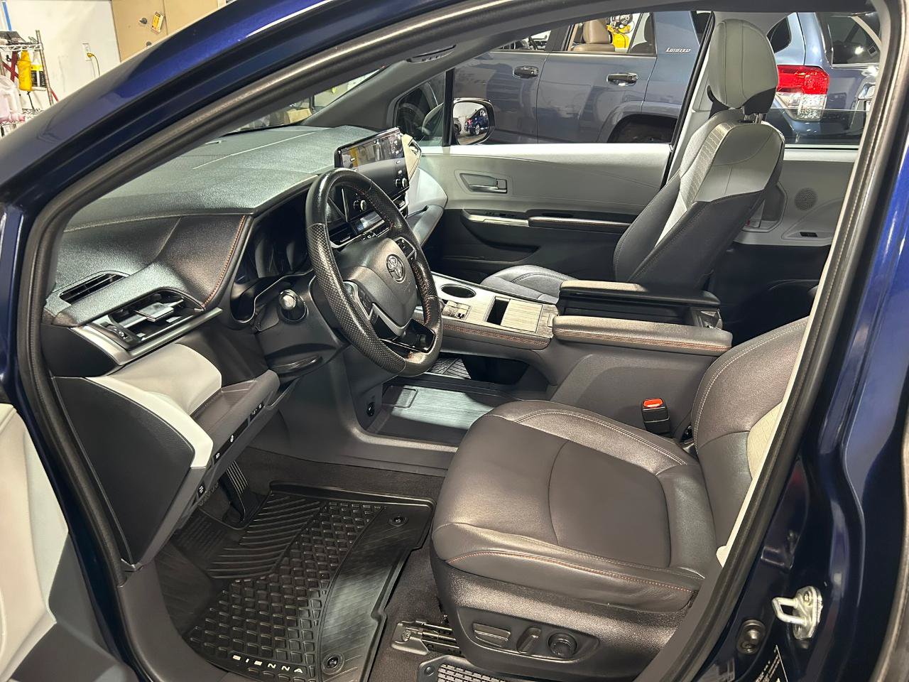 Used 2023 Toyota Sienna XSE AWD/4WD image 10