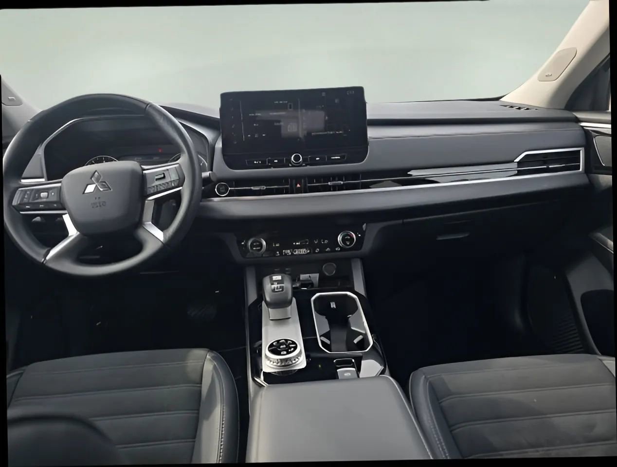 Used 2025 Mitsubishi Outlander SE image 14