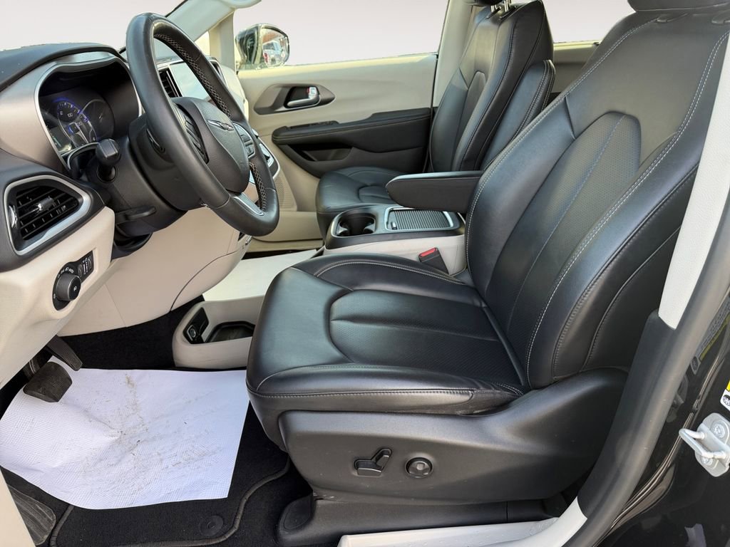 Used 2024 Chrysler Pacifica Touring-L image 12