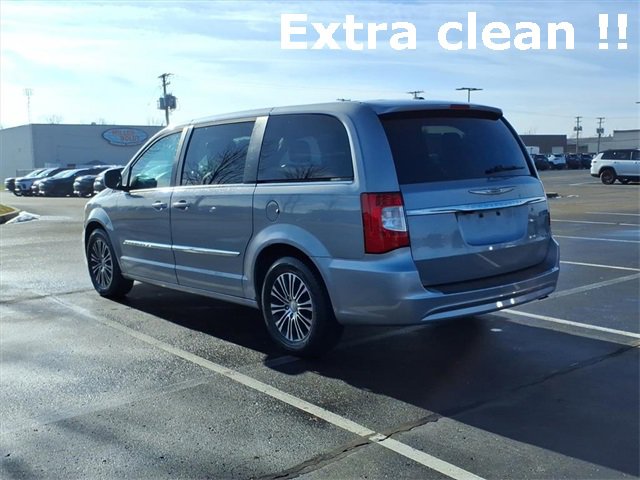 Used 2014 Chrysler Town & Country S image 6