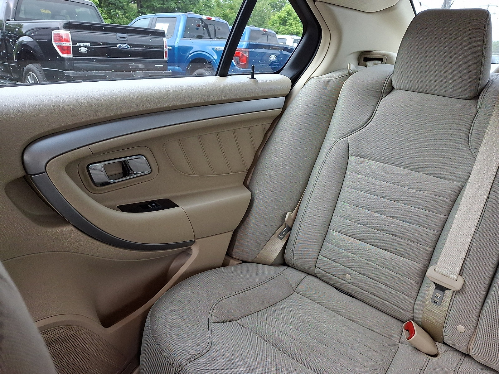 Certified 2017 Ford Taurus SE FWD image 18