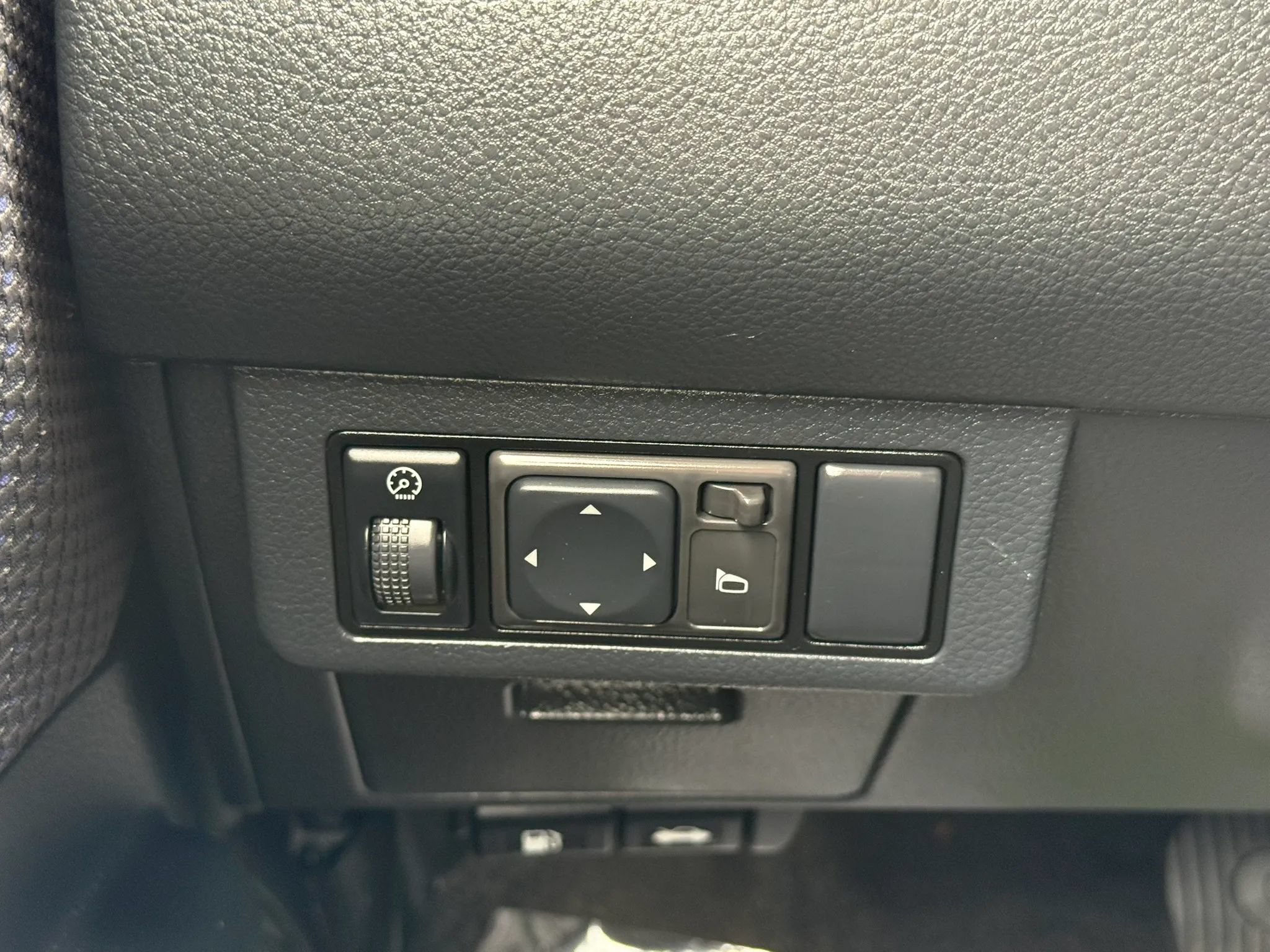Used 2009 Nissan Versa Sedan w/ Convenience Pkg FWD image 31