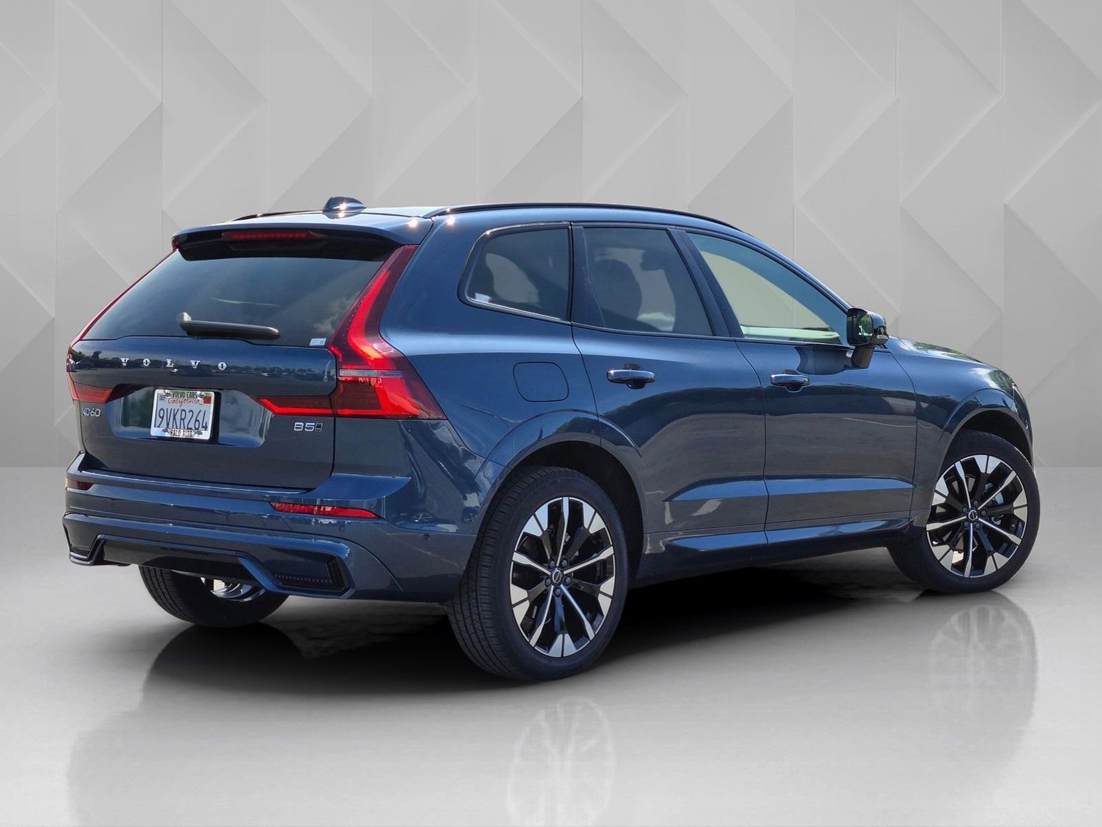 Used 2026 Volvo XC60 B5 Plus w/ Protection Package Premier AWD/4WD image 6