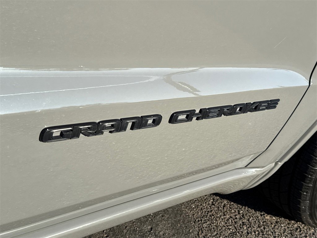 Used 2021 Jeep Grand Cherokee Laredo X image 8