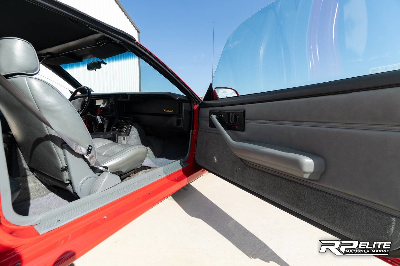 Used 1991 Chevrolet Camaro Z28 RWD image 86