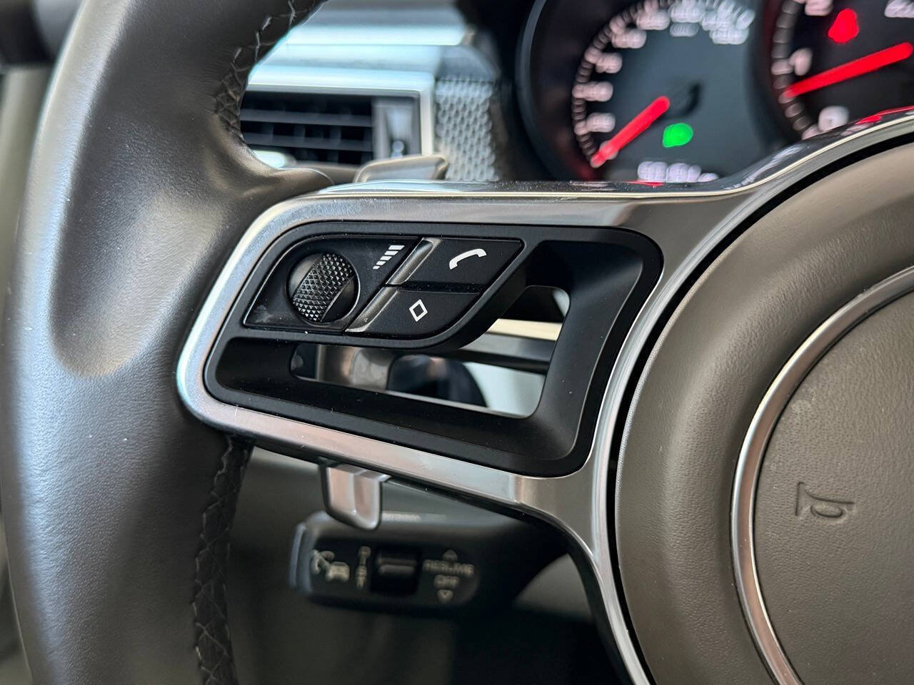 Used 2018 Porsche Macan Turbo AWD/4WD image 28
