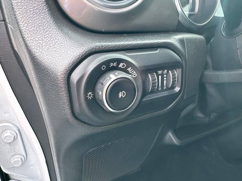 Used 2022 Jeep Wrangler Unlimited Sahara w/ Cold Weather Group AWD/4WD image 18