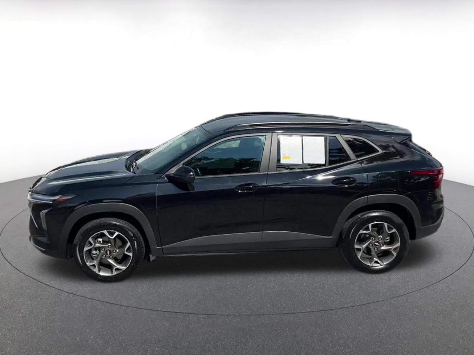 Used 2025 Chevrolet Trax LT w/ LT Convenience Package FWD image 9