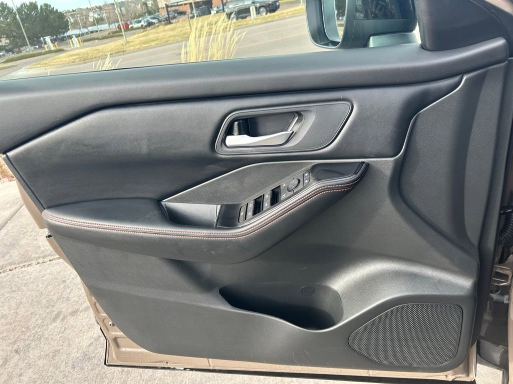 Used 2025 Nissan Rogue SV image 11