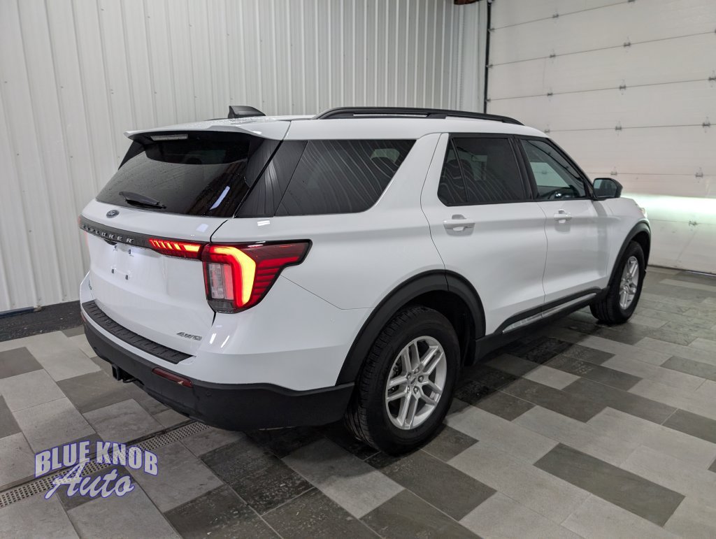 Used 2025 Ford Explorer Active AWD/4WD image 4
