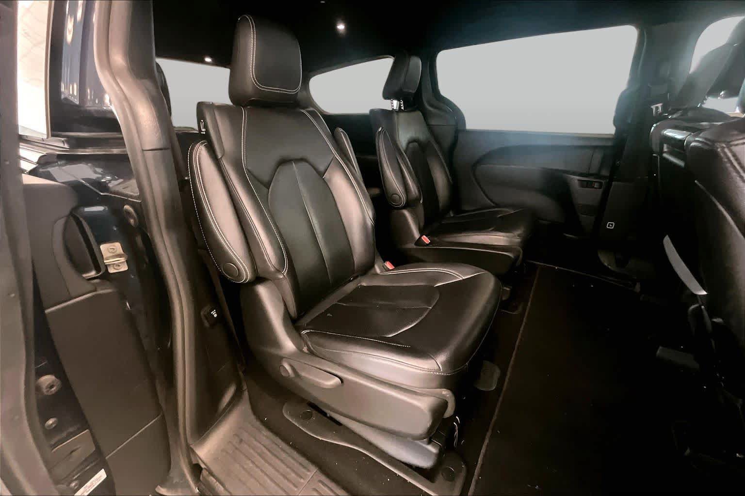 Used 2022 Chrysler Pacifica Touring-L w/ Uconnect Theater Family Group FWD image 19
