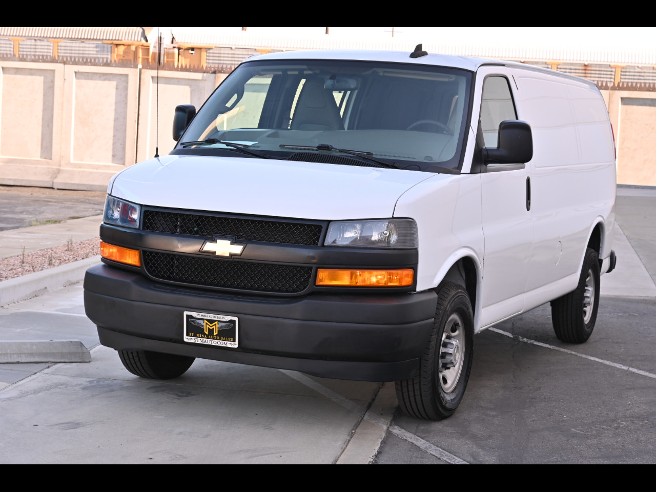 Used 2022 Chevrolet Express 2500 w/ Driver Convenience Package RWD image 1