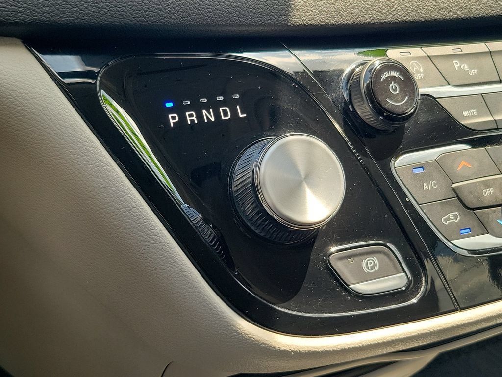 Used 2024 Chrysler Pacifica Touring-L FWD image 32