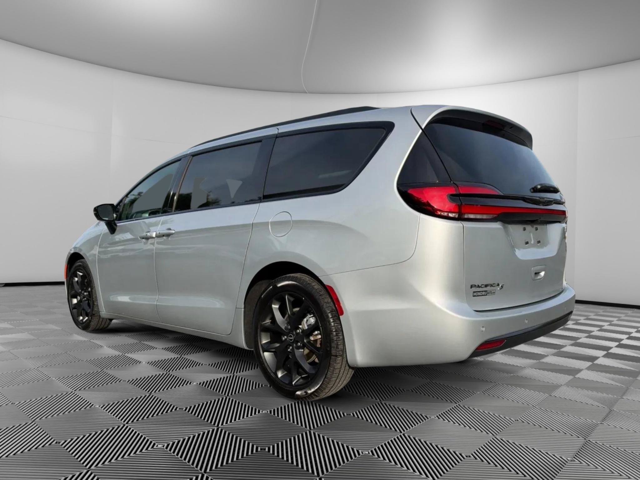 Used 2026 Chrysler Pacifica Select w/ S Appearance Package FWD image 3