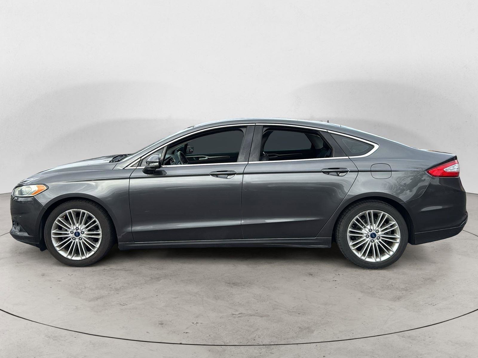 Used 2015 Ford Fusion SE w/ Equipment Group 202A image 3