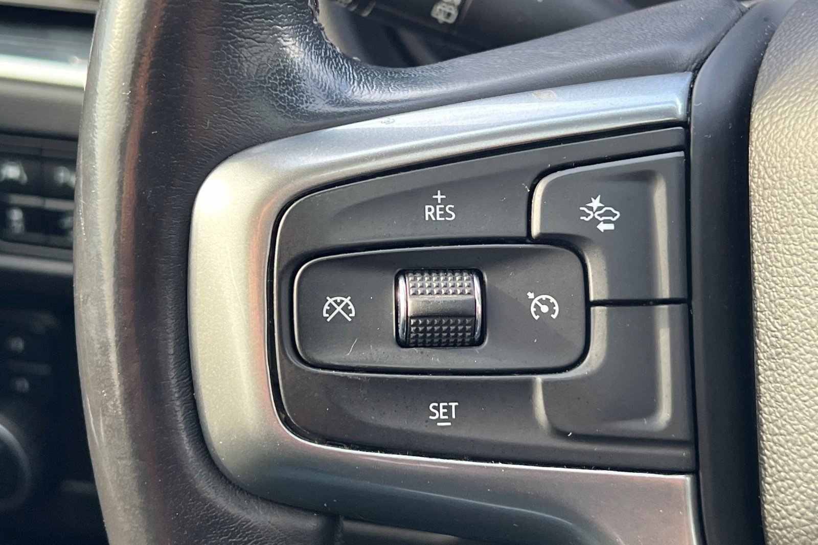 Used 2022 Chevrolet Suburban Z71 image 36