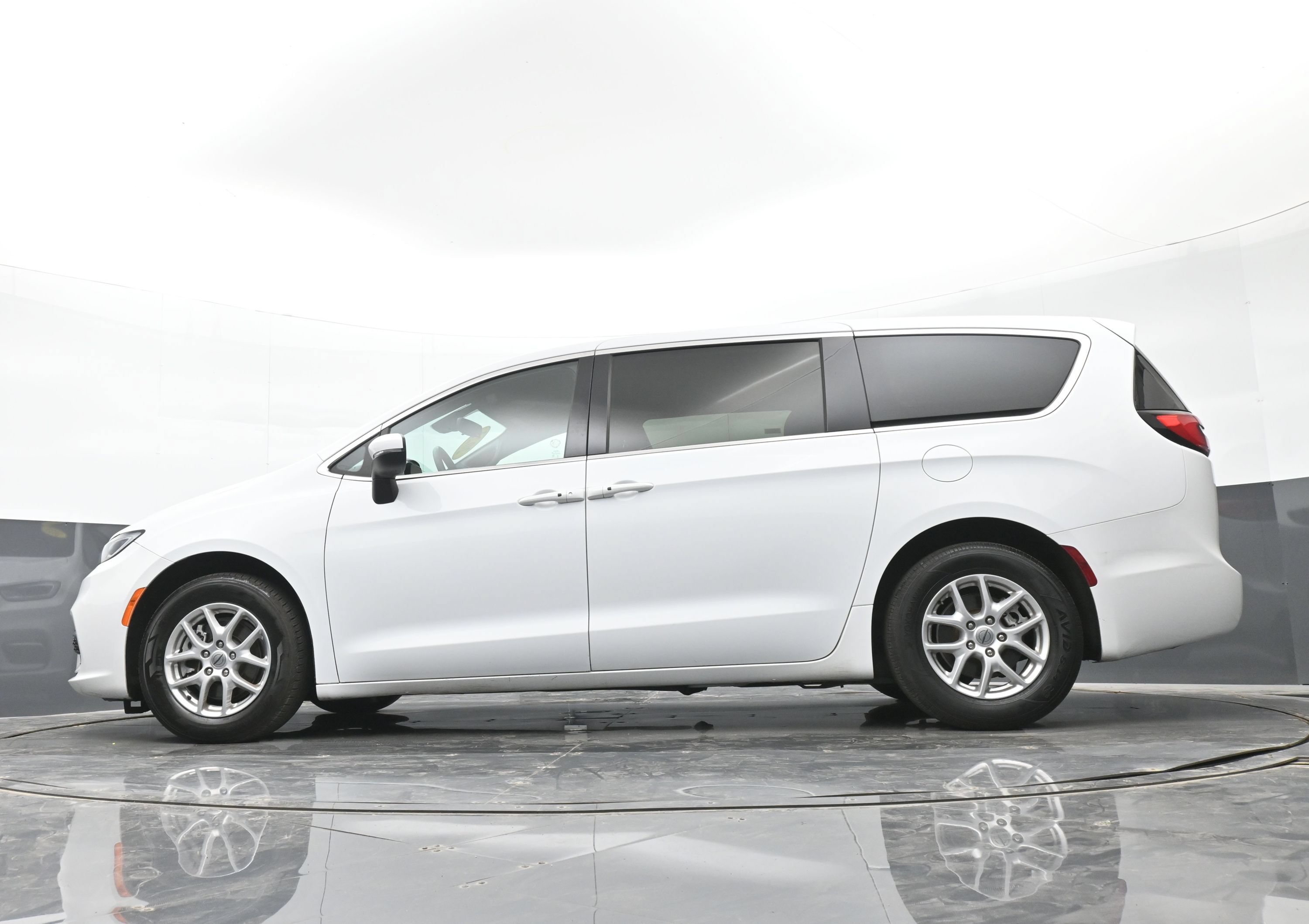 Used 2023 Chrysler Pacifica Touring FWD image 33