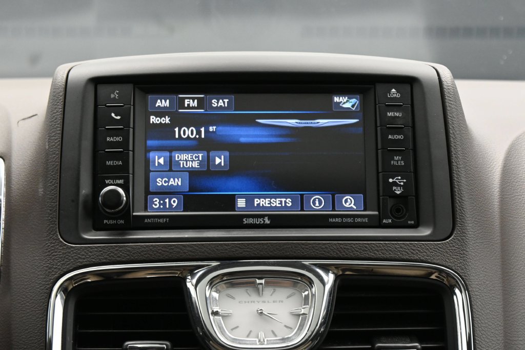 Used 2016 Chrysler Town & Country Touring-L FWD image 24