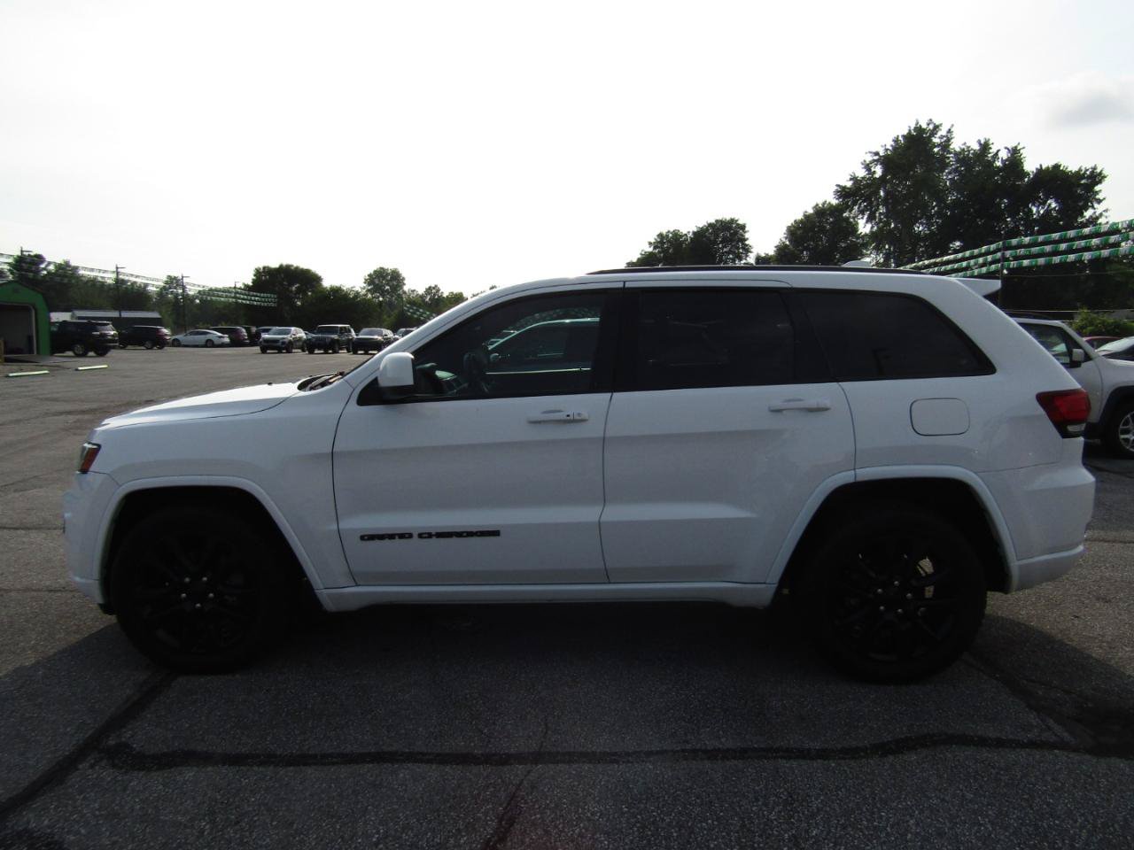 Used 2017 Jeep Grand Cherokee Altitude AWD/4WD image 4