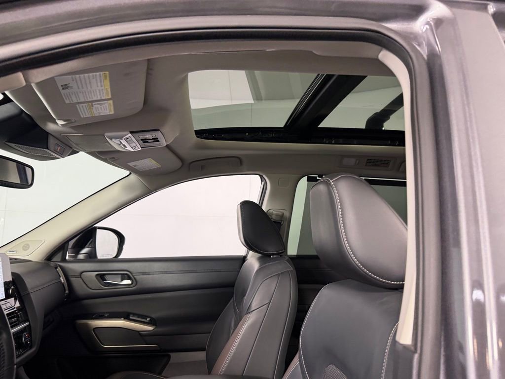 Used 2022 Nissan Pathfinder Platinum w/ Lighting Package (N92) image 22